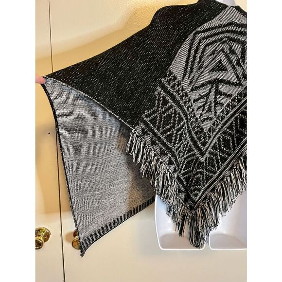 BCBGeneragtion poncho/shrug in black and grey NWT one size - Picture 11 of 11